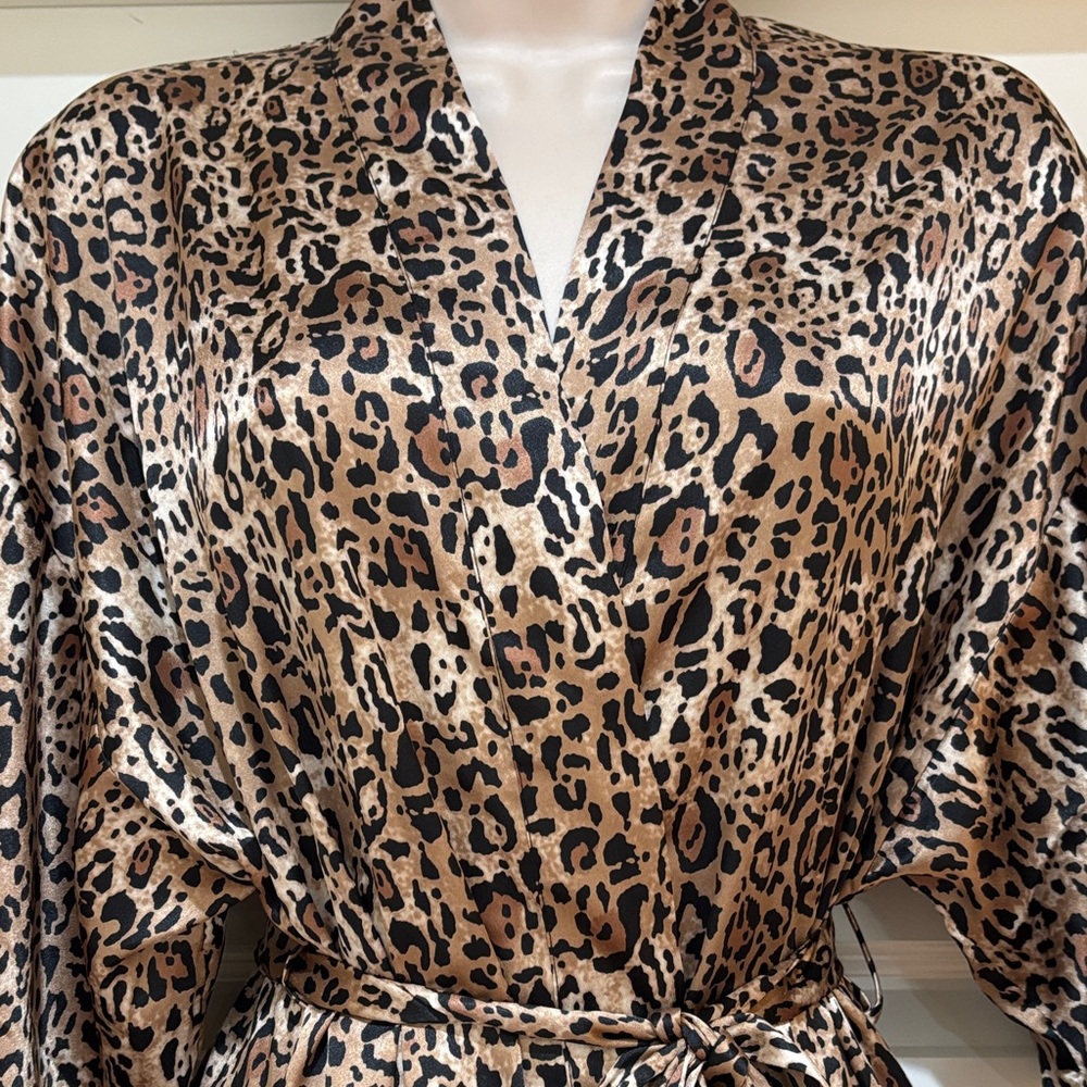 NWT Victoria’s Secret Leopard Print Satin Kimono Satin Robe Size S/M - Picture 2 of 7